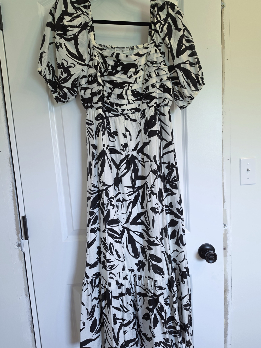 By The River Black & White Floral Puff-Sleeve Maxi Dress